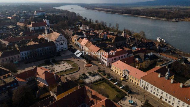 Eladó téglalakás, Vácon, Március 15. téren 110.4 M Ft