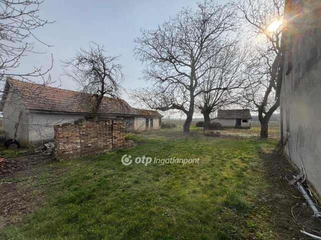 Eladó családi ház, Mohácson 30 M Ft, 2 szobás