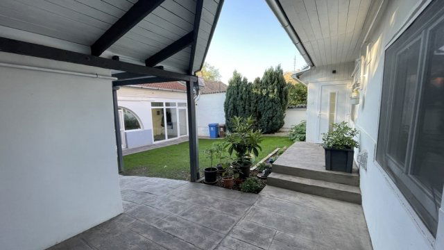 Eladó családi ház, Pécsett 95 M Ft, 5 szobás