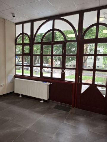 Kiadó üzlethelyiség, Szekszárdon 250 E Ft / hó