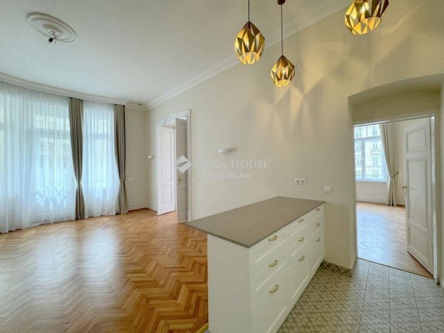 Kiadó téglalakás, albérlet, Budapesten, V. kerületben, 4 szobás