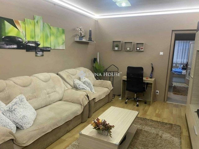 Eladó panellakás, Debrecenben 84.9 M Ft, 4 szobás