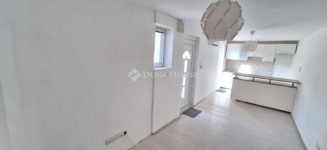 Eladó téglalakás, Pécsett 24.5 M Ft, 2 szobás