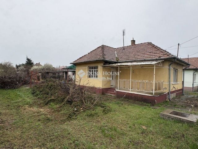 Eladó családi ház, Vecsésen 51 M Ft, 2 szobás