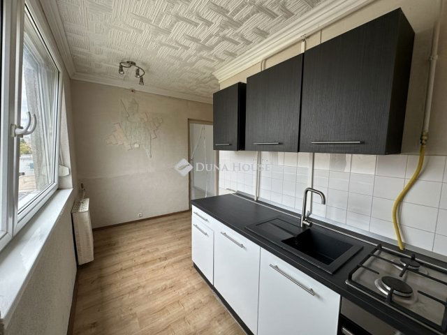 Eladó panellakás, Kecskeméten 44.9 M Ft, 3 szobás