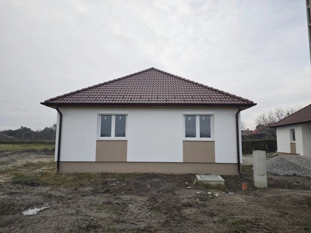 Eladó családi ház, Péren 84.9 M Ft, 4 szobás