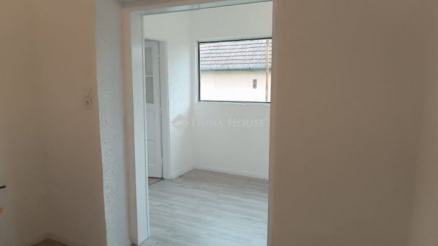 Eladó családi ház, Tápiószecsőn 59.9 M Ft, 5 szobás