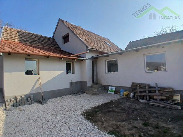 Eladó családi ház, Siklóson 54.311 M Ft, 3 szobás