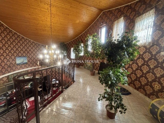 Eladó családi ház, Pécsett 79.9 M Ft, 7 szobás