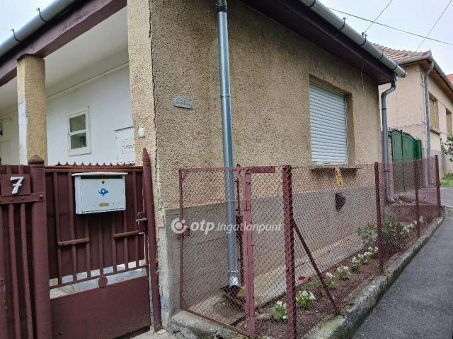 Eladó családi ház, Apcon 21 M Ft, 3 szobás