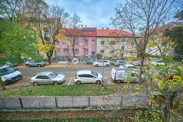 Eladó téglalakás, Pécsett 64.9 M Ft, 4 szobás