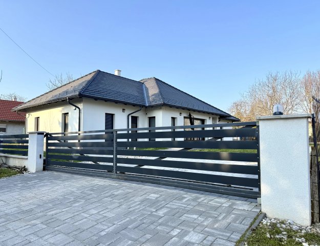 Eladó családi ház, Kőszárhegyen 132.99 M Ft, 5 szobás