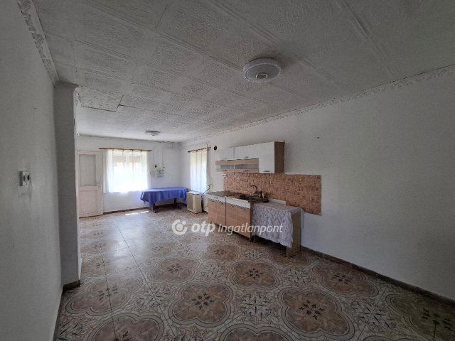 Eladó családi ház, Poroszlón 30 M Ft, 2 szobás