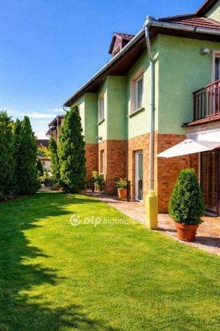 Eladó családi ház, Tatán 118 M Ft, 6 szobás