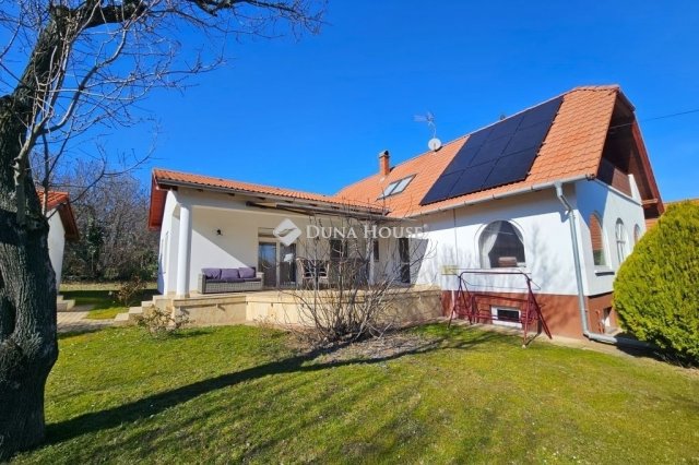 Eladó családi ház, Balatonalmádiban 229 M Ft, 8 szobás
