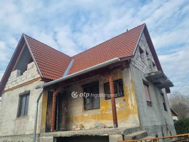 Eladó családi ház, Tasson 21.9 M Ft, 4 szobás