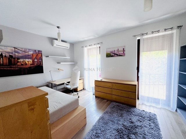 Eladó családi ház, Pécsett 225 M Ft, 6 szobás