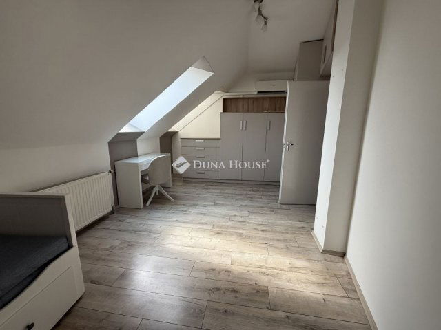 Kiadó téglalakás, albérlet, Pécsett 270 E Ft / hó, 3 szobás