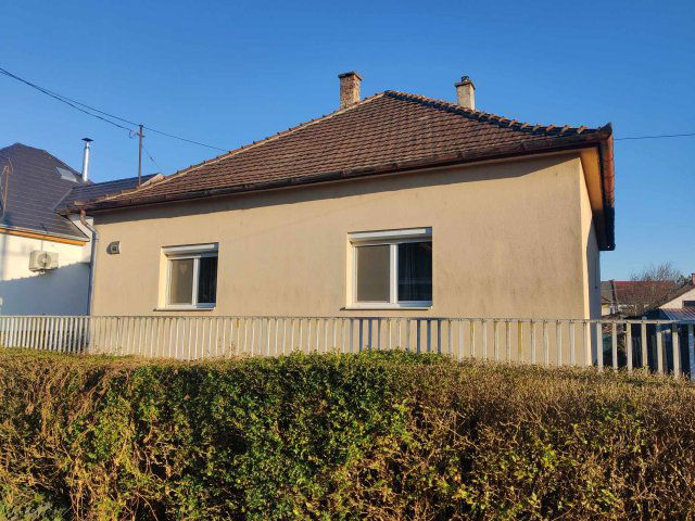 Eladó családi ház, Esztergomban 75.99 M Ft, 3 szobás
