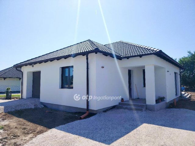 Eladó családi ház, Velencén 129.9 M Ft, 4 szobás