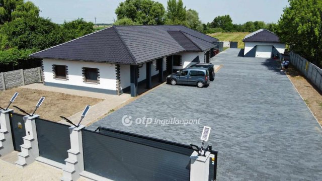 Eladó családi ház, Pápán 180 M Ft, 5+2 szobás