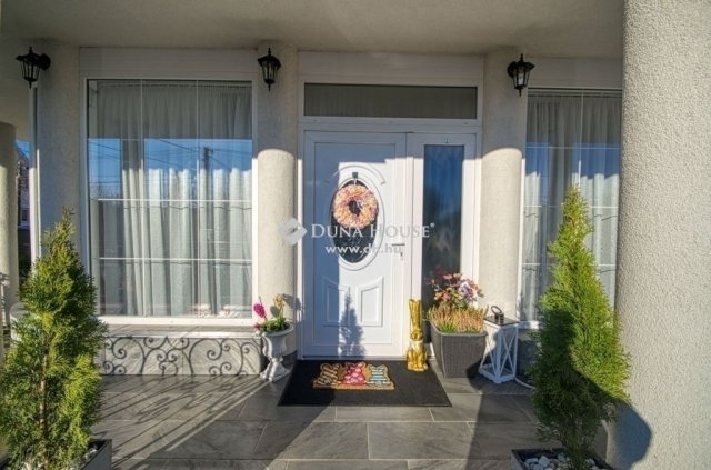 Eladó családi ház, Gyálon 299 M Ft, 7 szobás