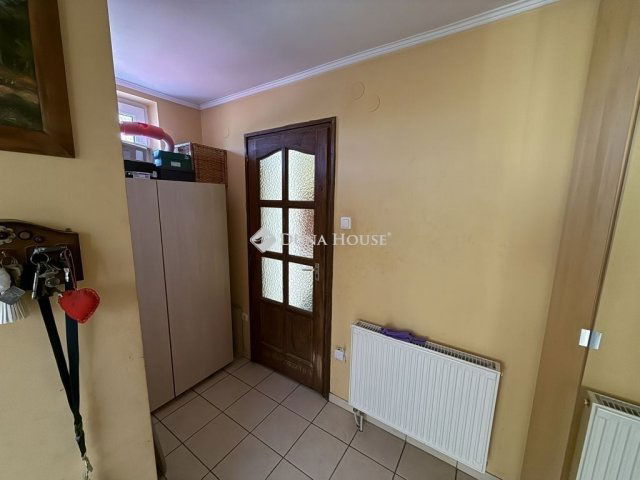 Eladó családi ház, Dányon 157.5 M Ft, 10 szobás