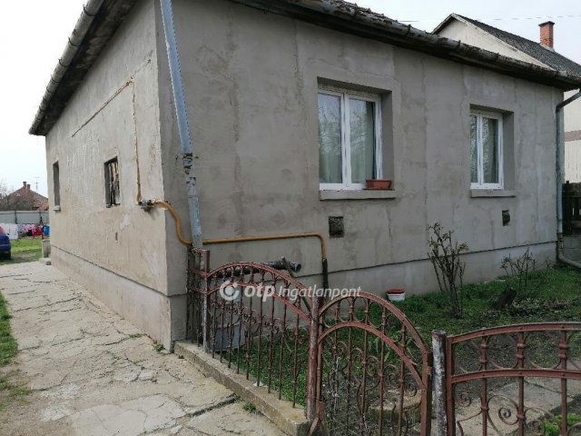 Eladó családi ház, Szolnokon 24.9 M Ft, 2+1 szobás