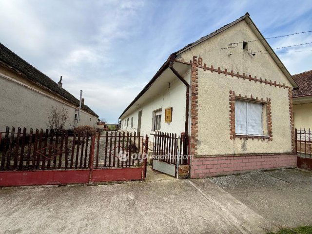 Eladó családi ház, Újpetrén 22 M Ft, 5 szobás