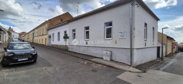Eladó családi ház, Pécsett 75 M Ft, 3 szobás