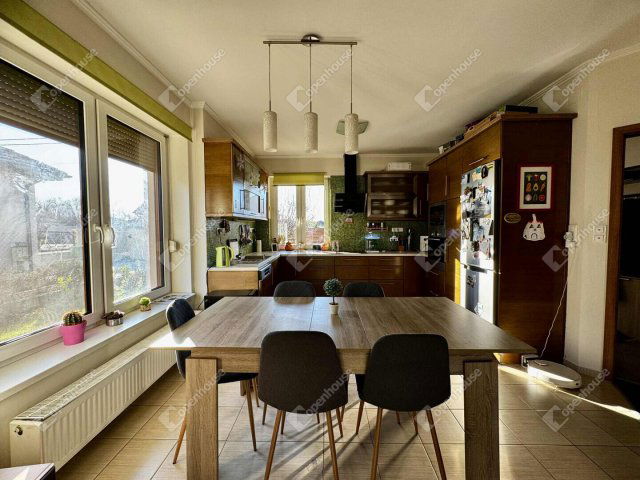 Eladó családi ház, Székesfehérvárott 145.9 M Ft, 4 szobás