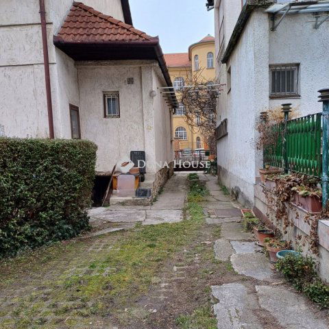 Eladó ikerház, Pécsett 66 M Ft, 4 szobás / költözzbe.hu