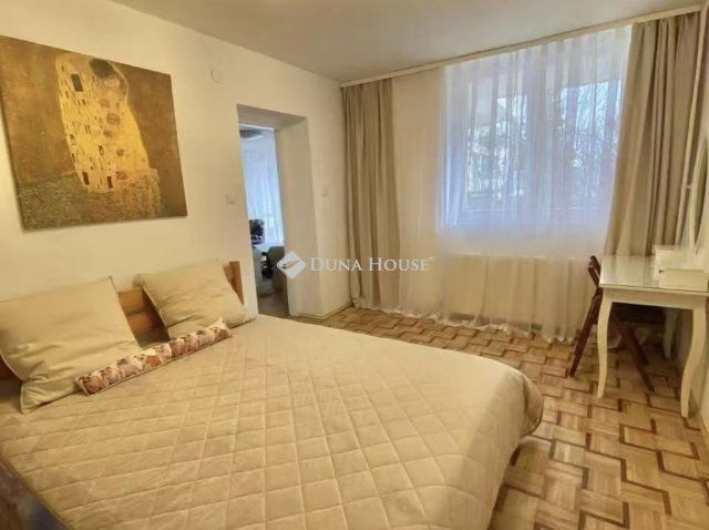 Eladó családi ház, Budapesten, III. kerületben 360 M Ft