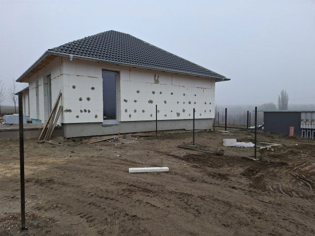 Eladó téglalakás, Mendén 75.49 M Ft, 3 szobás