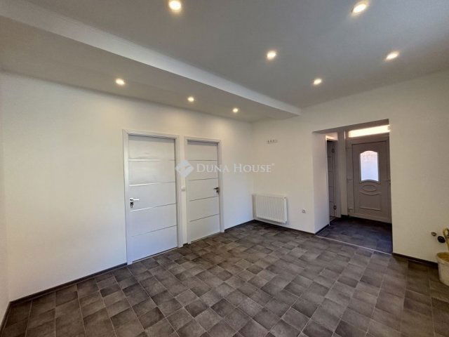 Eladó családi ház, Esztergomban 52.8 M Ft, 3 szobás