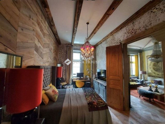 Eladó téglalakás, Budapesten, VI. kerületben, Paulay Ede utcában