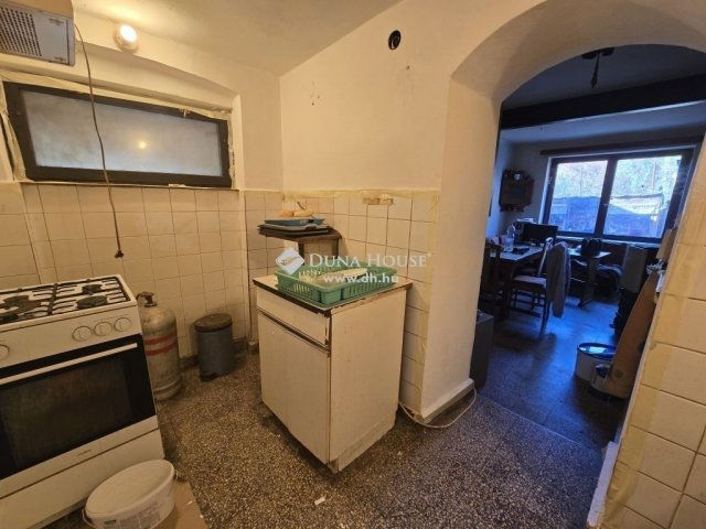 Eladó családi ház, Pécsett 44.9 M Ft, 4 szobás