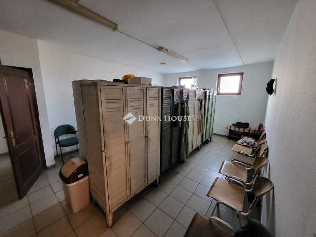 Eladó ipari ingatlan, Nyergesújfaluban 199.99 M Ft