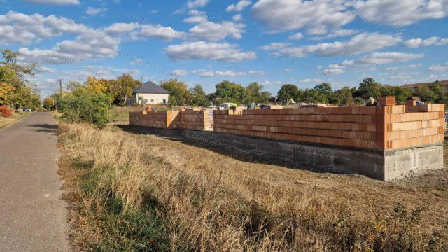Eladó téglalakás, Újszászon 56.055 M Ft, 3 szobás