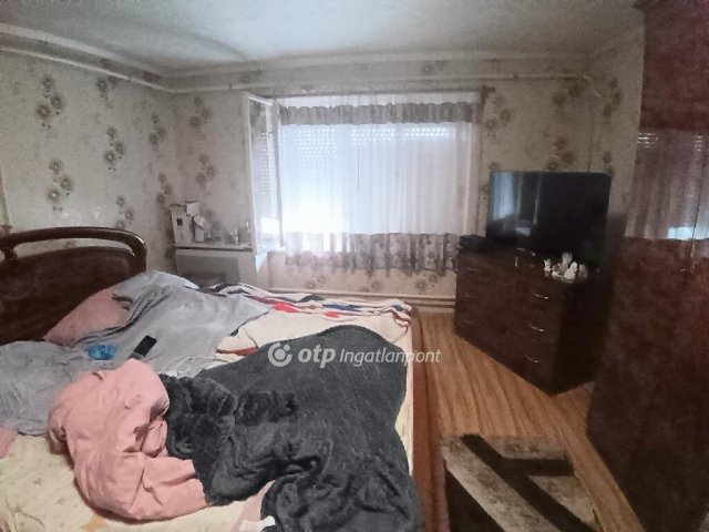 Eladó családi ház, Fegyverneken 10.3 M Ft, 1+1 szobás