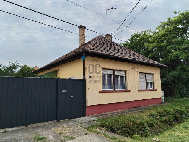 Eladó családi ház, Cegléden 55 M Ft, 3 szobás