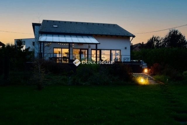 Eladó családi ház, Herceghalomon 188.9 M Ft, 4 szobás