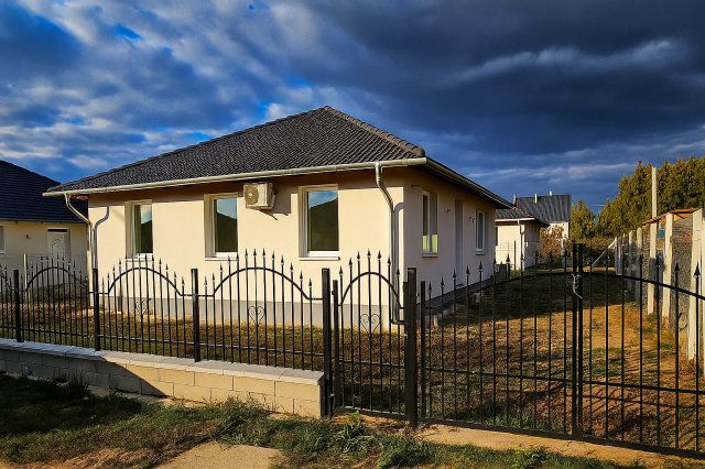 Eladó ikerház, Kakucson 89.9 M Ft, 4 szobás