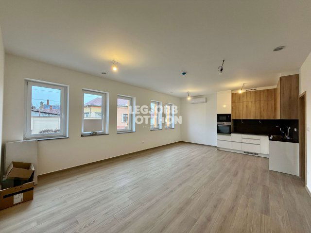 Eladó téglalakás, Cegléden 114 M Ft, 3 szobás