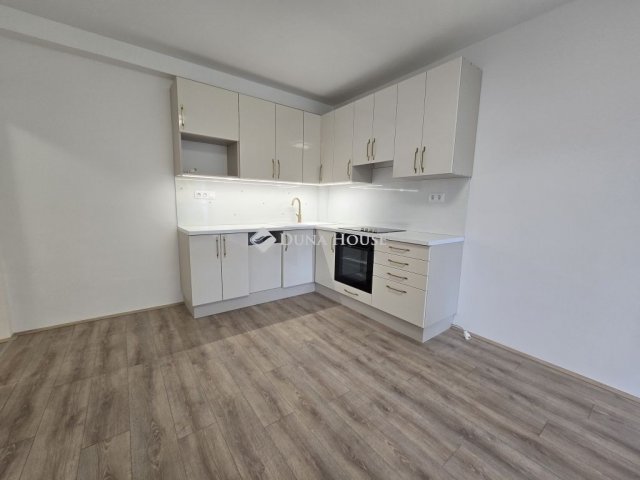 Eladó panellakás, Pécsett 49.9 M Ft, 2+1 szobás