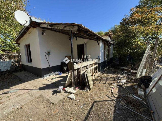 Eladó családi ház, Szegeden 10 M Ft, 2 szobás