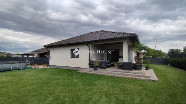 Kiadó családi ház, albérlet, Szombathelyen 400 E Ft / hó