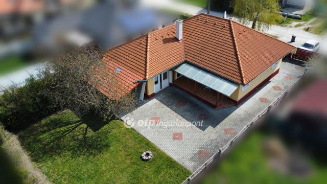 Kiadó családi ház, albérlet, Pápán 350 E Ft / hó, 3+3 szobás