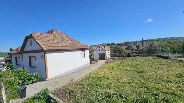 Eladó családi ház, Komlón 36.6 M Ft, 4+1 szobás