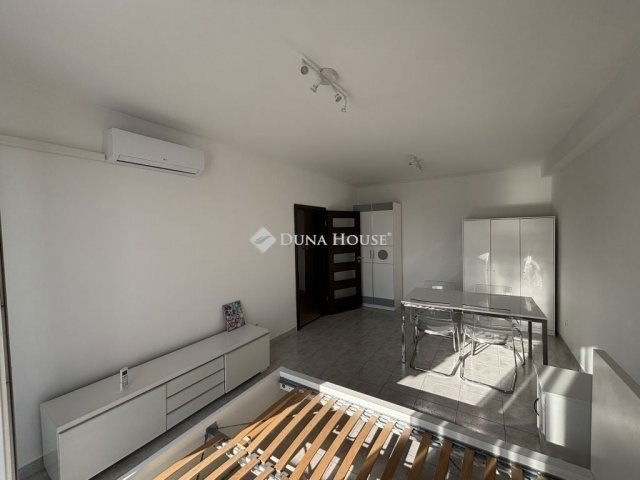 Eladó panellakás, Budapesten, III. kerületben 69.9 M Ft